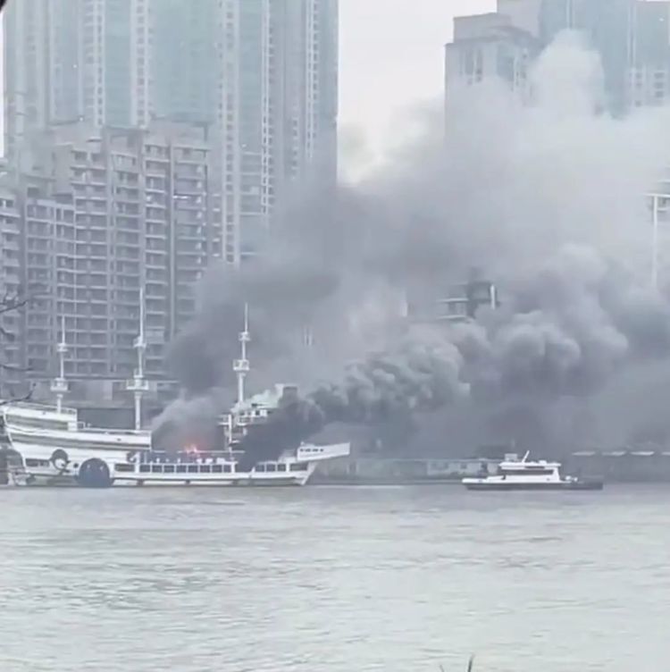 黄浦江一4星级游船着火，大量浓烟涌出！官方通报