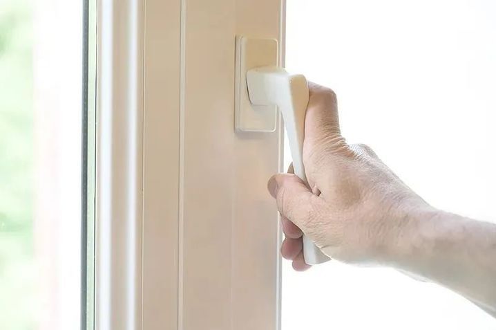 堆放杂物堵塞逃生通道酿悲剧 家庭防火自救指南请牢记 堆放杂物堵塞逃生通道酿悲剧 家庭防火自救指南请牢记