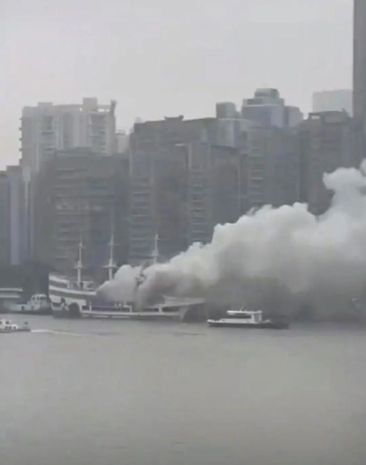 黄浦江一4星级游船着火，大量浓烟涌出！官方通报