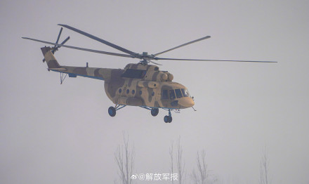 穿云破雾！陆航直升机雪地起飞