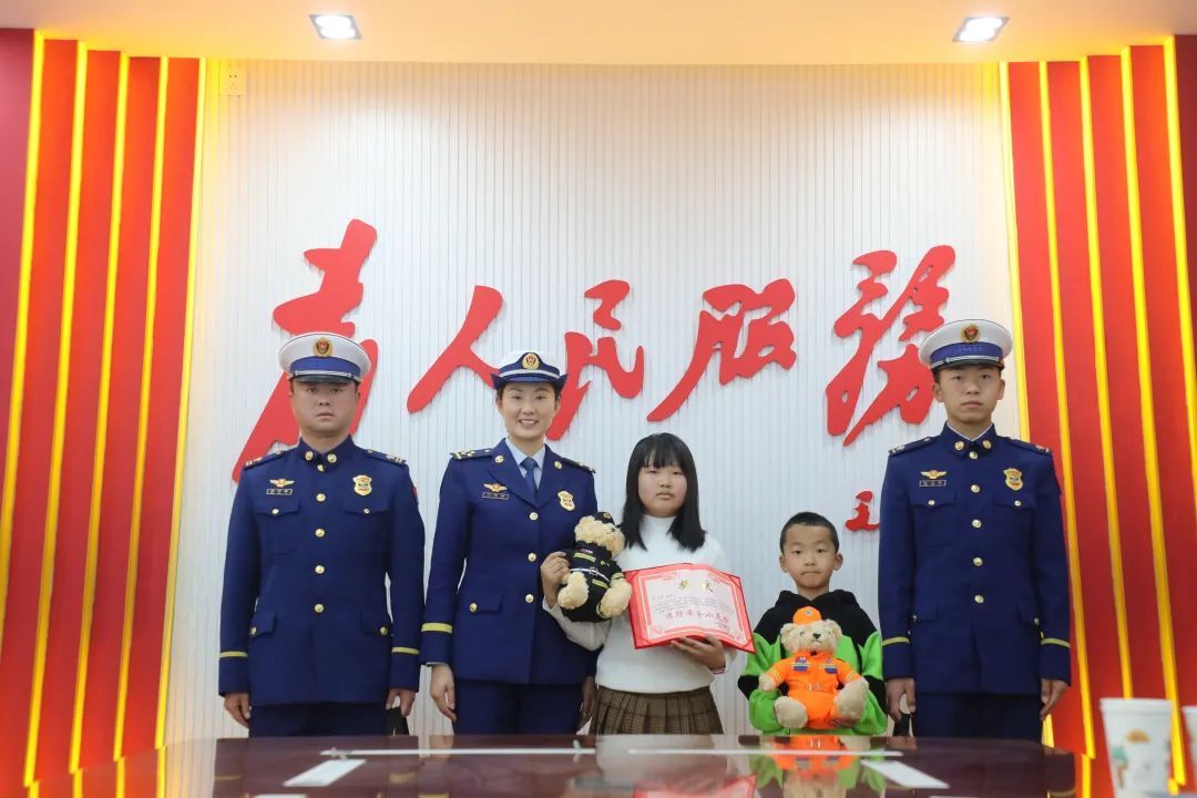 “教科书”式自救!云南9岁女孩带领5岁弟弟成功逃生 “教科书”式自救!云南9岁女孩带领5岁弟弟成功逃生