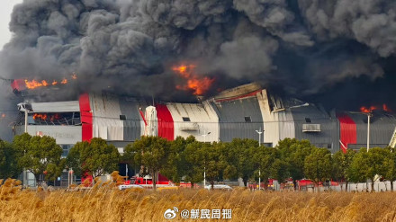 上海松江一单位发生火灾:救援正在进行中,暂无人员被困 上海松江一单位发生火灾:救援正在进行中,暂无人员被困