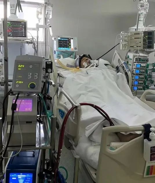 他曾在暴雨中“劈车”救出祖孙3人,如今在ICU靠呼吸机续命,亲友紧急求助! 他曾在暴雨中“劈车”救出祖孙3人,如今在ICU靠呼吸机续命,亲友紧急求助!