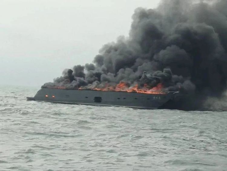黄浦江一4星级游船着火，大量浓烟涌出！官方通报