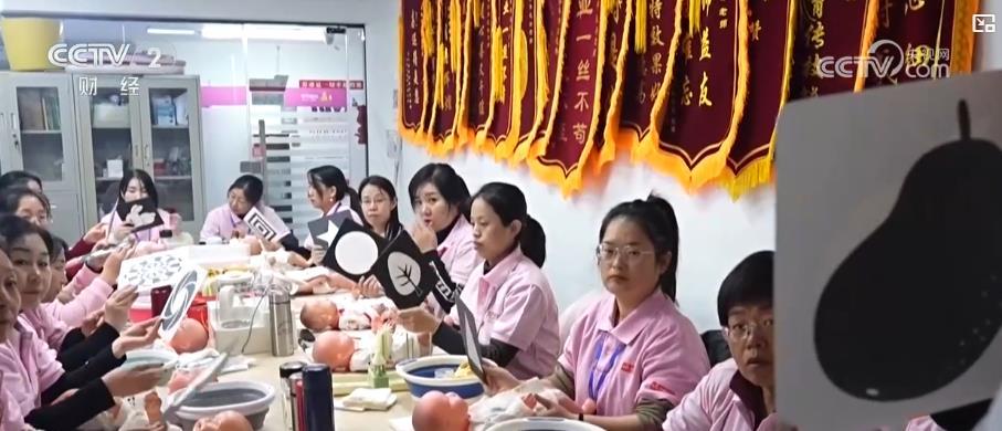 “一老一小”服务需求旺盛 带动家政市场升温 “一老一小”服务需求旺盛 带动家政市场升温