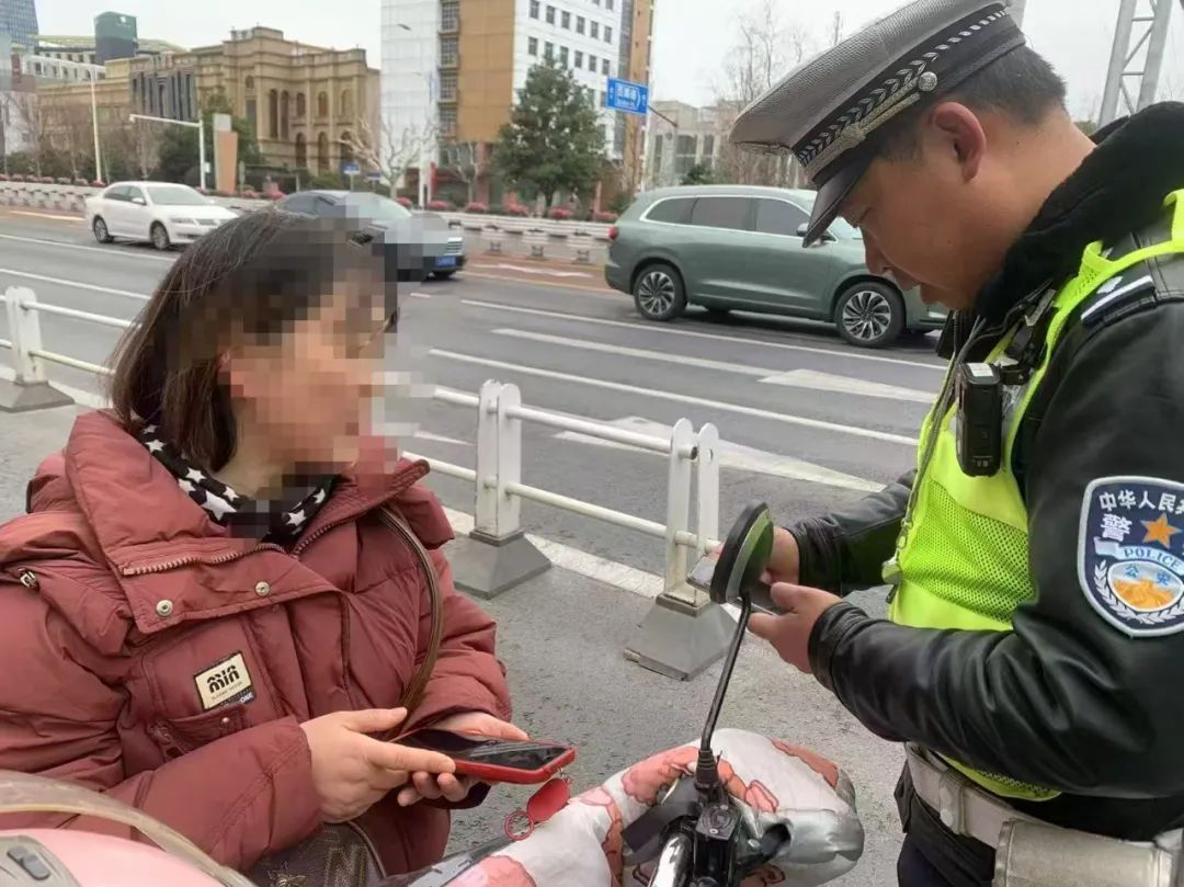 侥幸闯红灯？上海启用无人机，严查非机动车交通违法！多人被抓拍后，交警能马上赶到