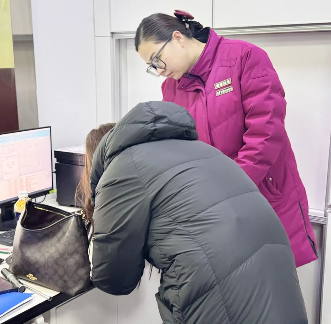 5.88万元现金落在地铁站，10多分钟后……