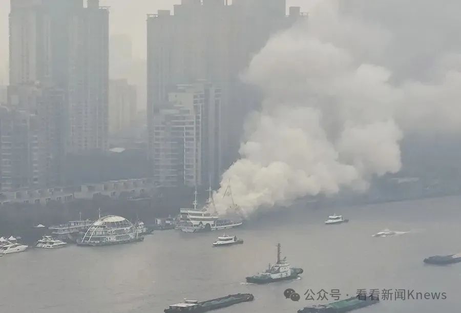 黄浦江一四星级游船着火，官方：1人被送医，正调查处理
