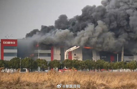 上海松江一单位发生火灾:救援正在进行中,暂无人员被困 上海松江一单位发生火灾:救援正在进行中,暂无人员被困