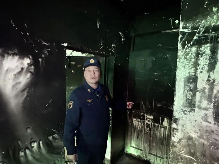 堆放杂物堵塞逃生通道酿悲剧 家庭防火自救指南请牢记 堆放杂物堵塞逃生通道酿悲剧 家庭防火自救指南请牢记