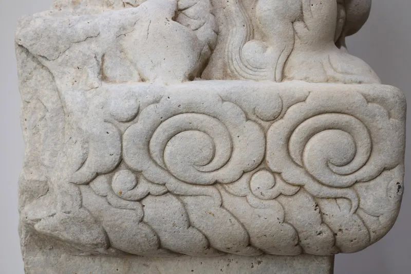 康熙第十五子的墓碑残件,被做成“衣帽架”在798展览?专家初判 康熙第十五子的墓碑残件,被做成“衣帽架”在798展览?专家初判