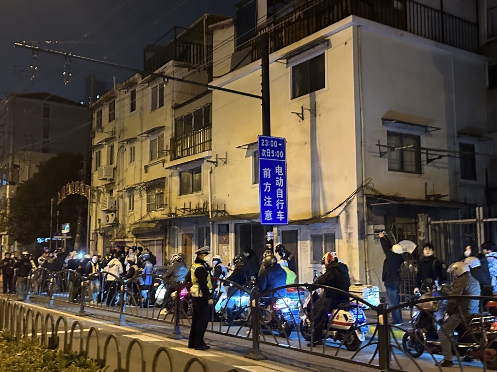 五分钟内几十辆车涌入!上海首条可通行电动自行车越江隧道开启,他们很兴奋 五分钟内几十辆车涌入!上海首条可通行电动自行车越江隧道开启,他们很兴奋