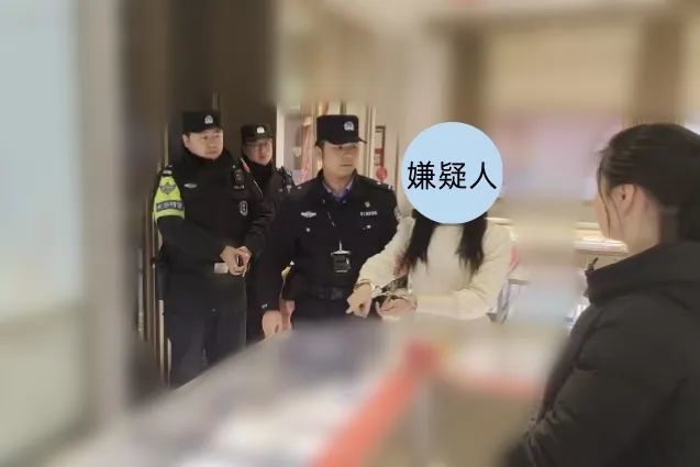 女子欲进金店“零元购”，半小时后换来一副“银手镯”