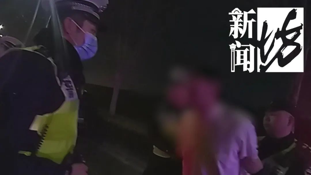 事发上海街头!男子驾车冲向隔离栏,大喊"我没错!" 事发上海街头!男子驾车冲向隔离栏,大喊"我没错!"