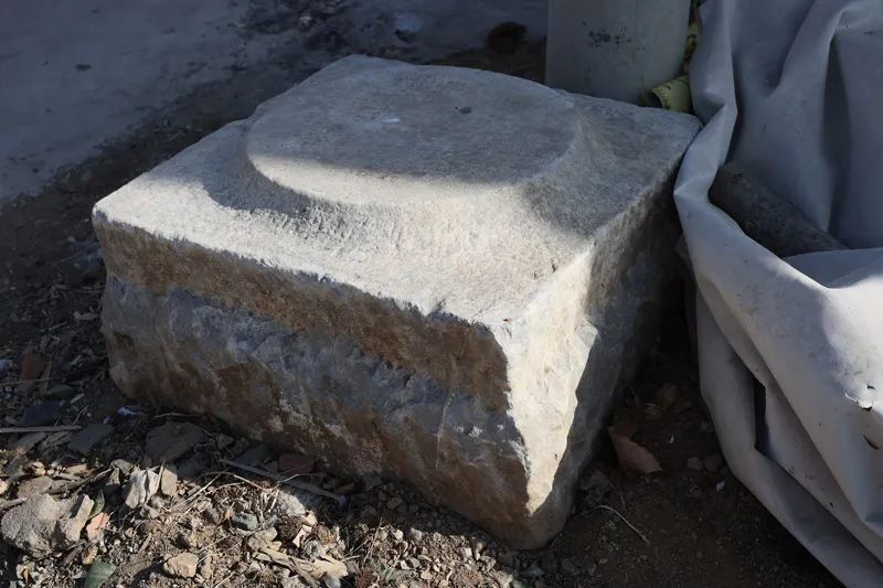 康熙第十五子的墓碑残件,被做成“衣帽架”在798展览?专家初判 康熙第十五子的墓碑残件,被做成“衣帽架”在798展览?专家初判