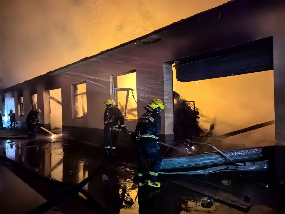 约4000箱白酒火中炸裂,主人痛失60多万! 约4000箱白酒火中炸裂,主人痛失60多万!