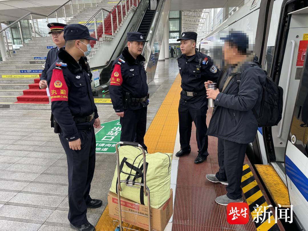 阻挡列车车门引发警报，两人构成“妨碍交通工具正常行驶”被处罚