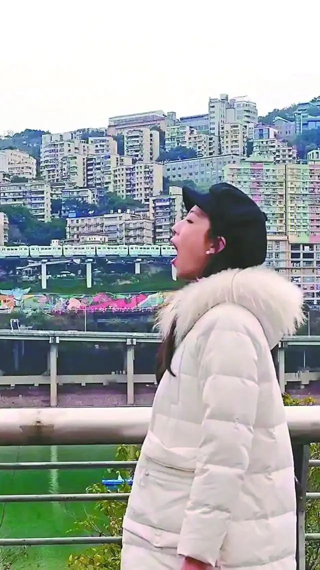 隔江错位“吞单轨”火出圈！单轨穿楼解锁新打卡点