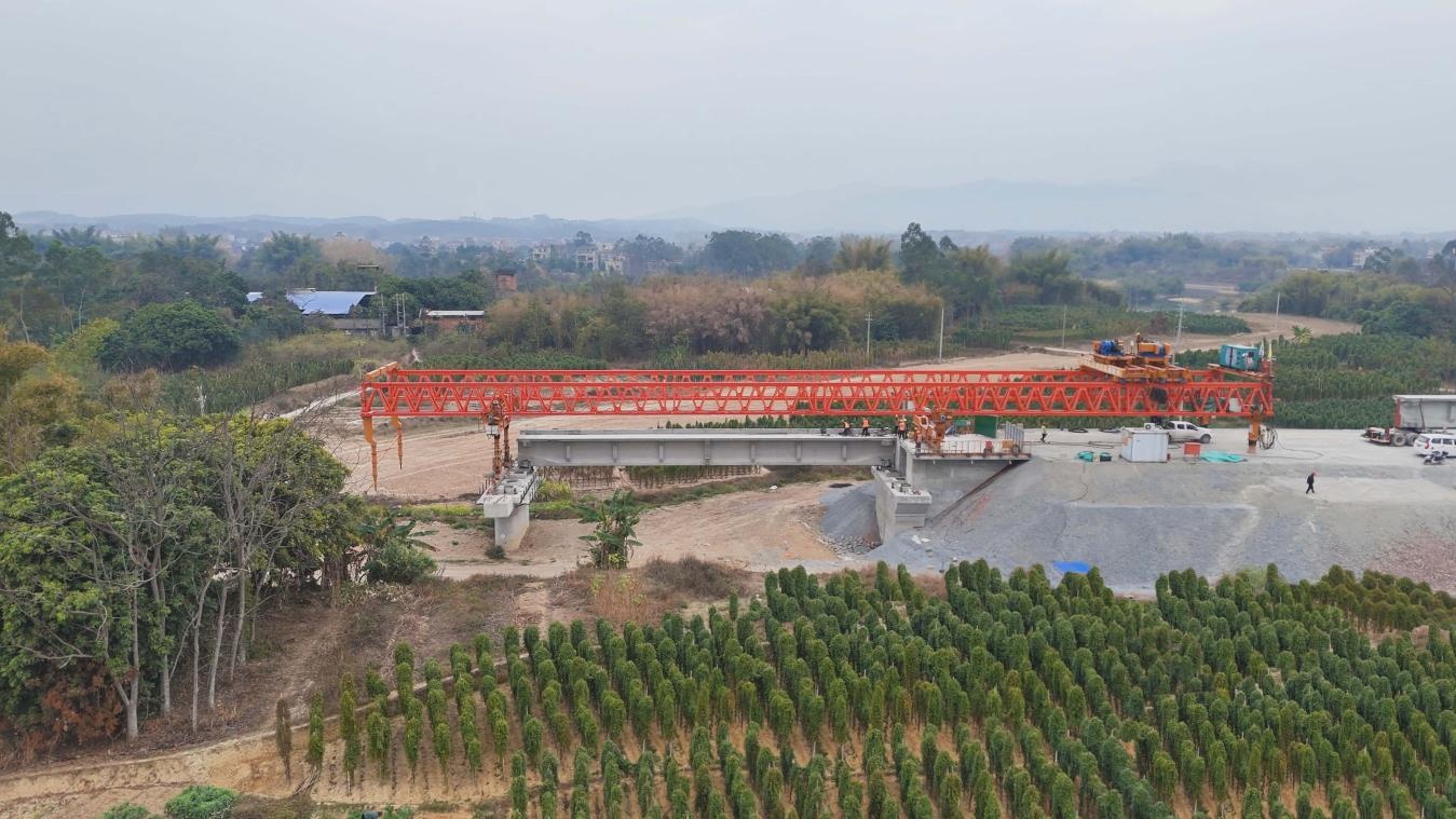 柳梧铁路金田跨平武高速特大桥首片T梁顺利架设 柳梧铁路金田跨平武高速特大桥首片T梁顺利架设