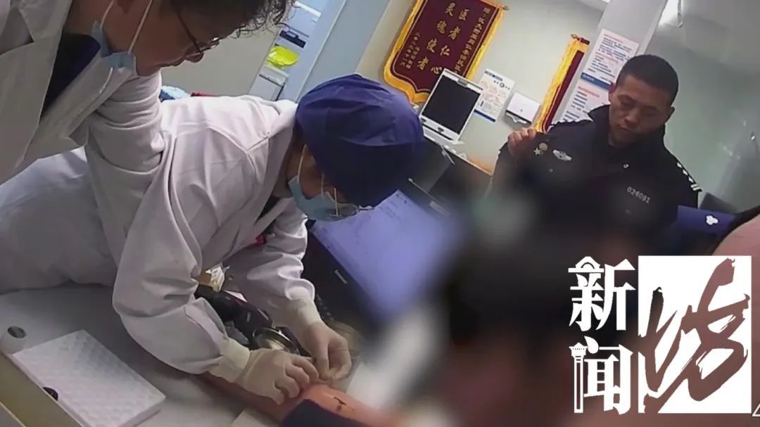 事发上海街头!男子驾车冲向隔离栏,大喊"我没错!" 事发上海街头!男子驾车冲向隔离栏,大喊"我没错!"