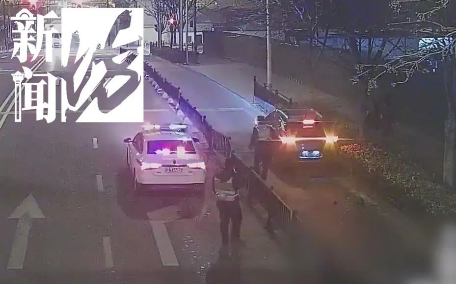 事发上海街头!男子驾车冲向隔离栏,大喊"我没错!" 事发上海街头!男子驾车冲向隔离栏,大喊"我没错!"