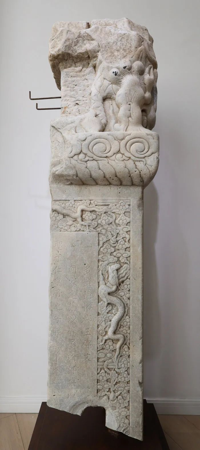 康熙第十五子的墓碑残件,被做成“衣帽架”在798展览?专家初判 康熙第十五子的墓碑残件,被做成“衣帽架”在798展览?专家初判