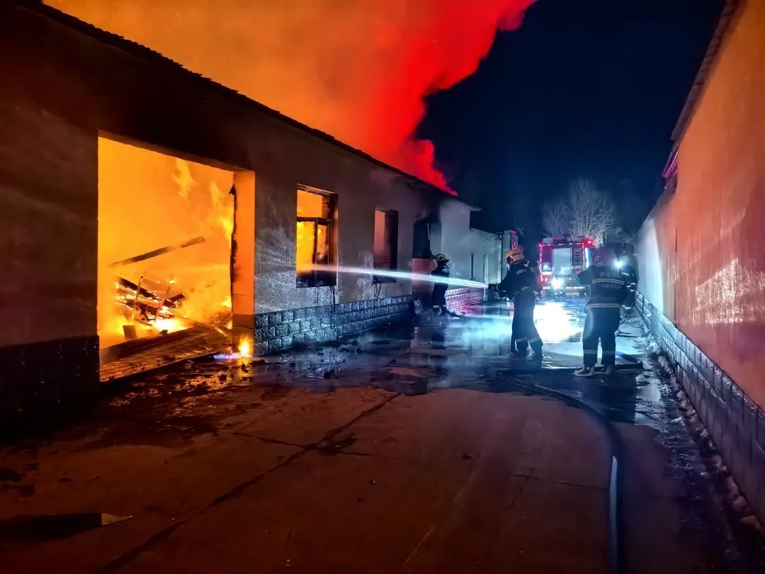 约4000箱白酒火中炸裂,主人痛失60多万! 约4000箱白酒火中炸裂,主人痛失60多万!