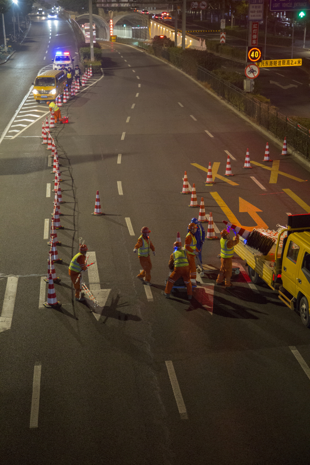 五分钟内几十辆车涌入!上海首条可通行电动自行车越江隧道开启,他们很兴奋 五分钟内几十辆车涌入!上海首条可通行电动自行车越江隧道开启,他们很兴奋