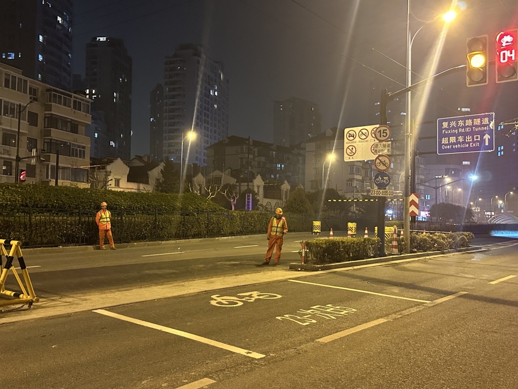 五分钟内几十辆车涌入!上海首条可通行电动自行车越江隧道开启,他们很兴奋 五分钟内几十辆车涌入!上海首条可通行电动自行车越江隧道开启,他们很兴奋