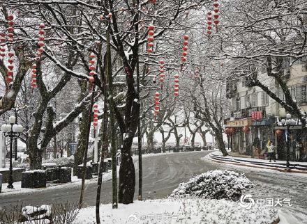 江西庐山雪花纷飞 银装素裹尽显冬日之美