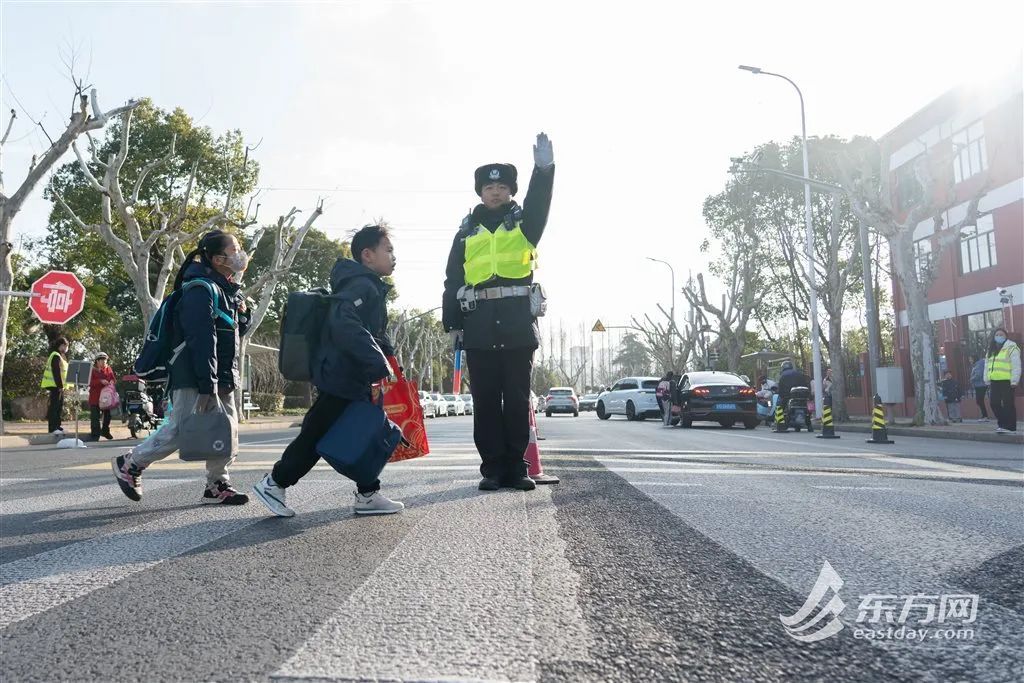 直击上海各中小学开学首日：快乐和收获“拉满”！校门口还有这些“新变化”→