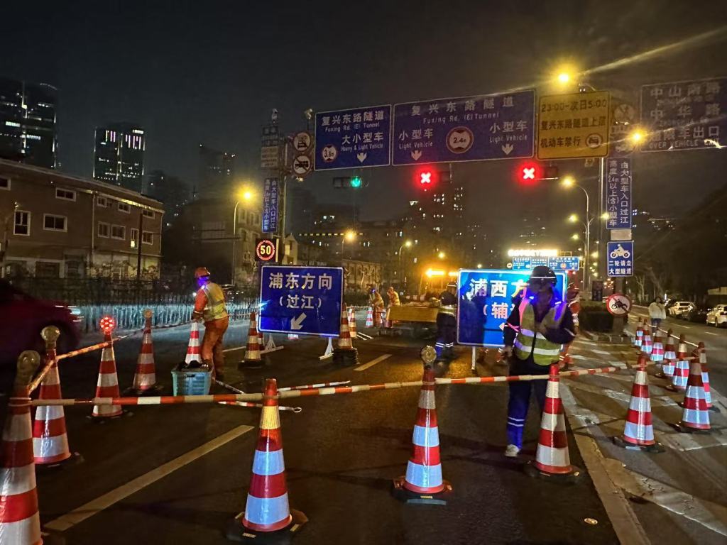 五分钟内几十辆车涌入!上海首条可通行电动自行车越江隧道开启,他们很兴奋 五分钟内几十辆车涌入!上海首条可通行电动自行车越江隧道开启,他们很兴奋