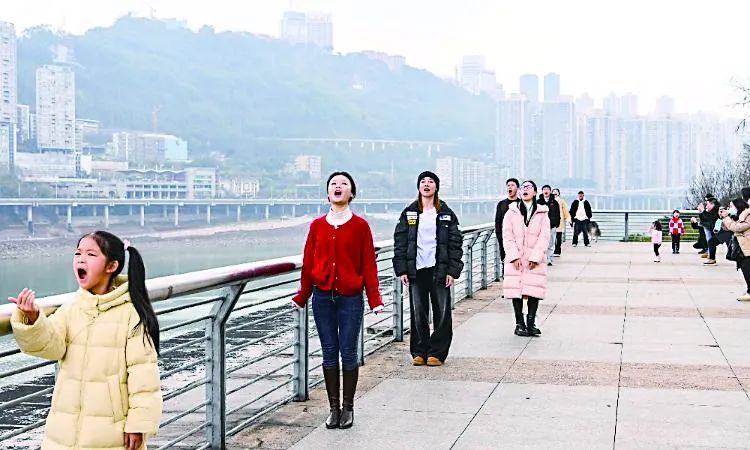 隔江错位“吞单轨”火出圈！单轨穿楼解锁新打卡点
