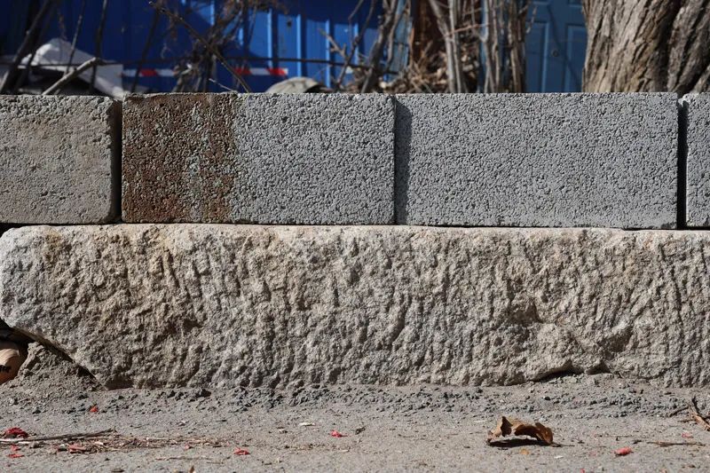 康熙第十五子的墓碑残件,被做成“衣帽架”在798展览?专家初判 康熙第十五子的墓碑残件,被做成“衣帽架”在798展览?专家初判