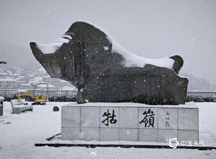 江西庐山雪花纷飞 银装素裹尽显冬日之美