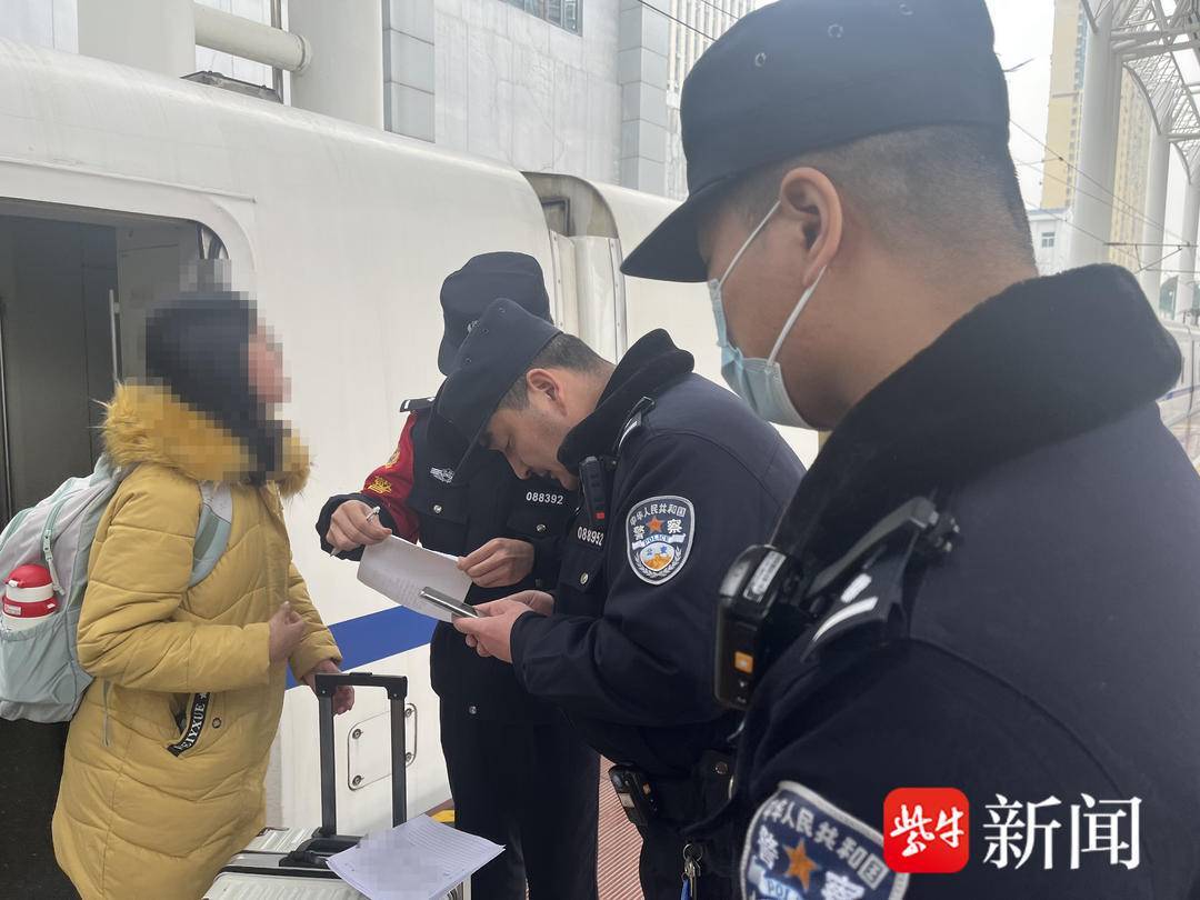 阻挡列车车门引发警报，两人构成“妨碍交通工具正常行驶”被处罚