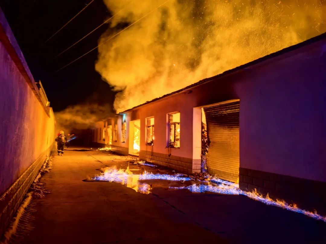 约4000箱白酒火中炸裂,主人痛失60多万! 约4000箱白酒火中炸裂,主人痛失60多万!