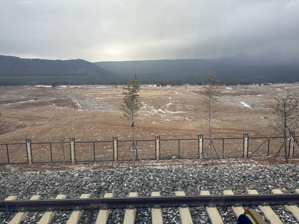 雪山下的列车，等客来
