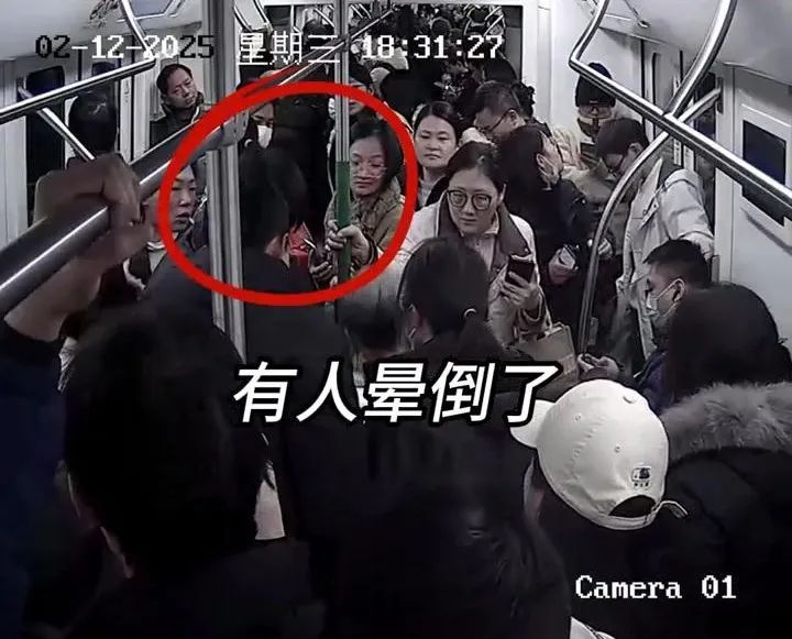 地铁上救助老人的小伙找到了！