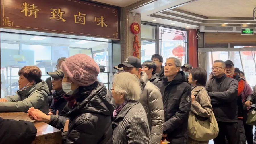 刚刚上市!上海阿姨爷叔又冲了,店内大排长龙,每张桌子旁都在等:太鲜了 刚刚上市!上海阿姨爷叔又冲了,店内大排长龙,每张桌子旁都在等:太鲜了