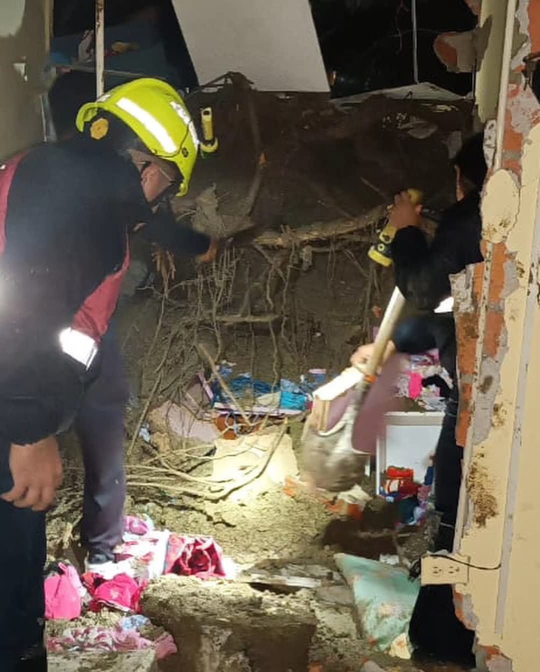 厄瓜多尔马纳比省发生山体滑坡 已致4死1伤 厄瓜多尔马纳比省发生山体滑坡 已致4死1伤