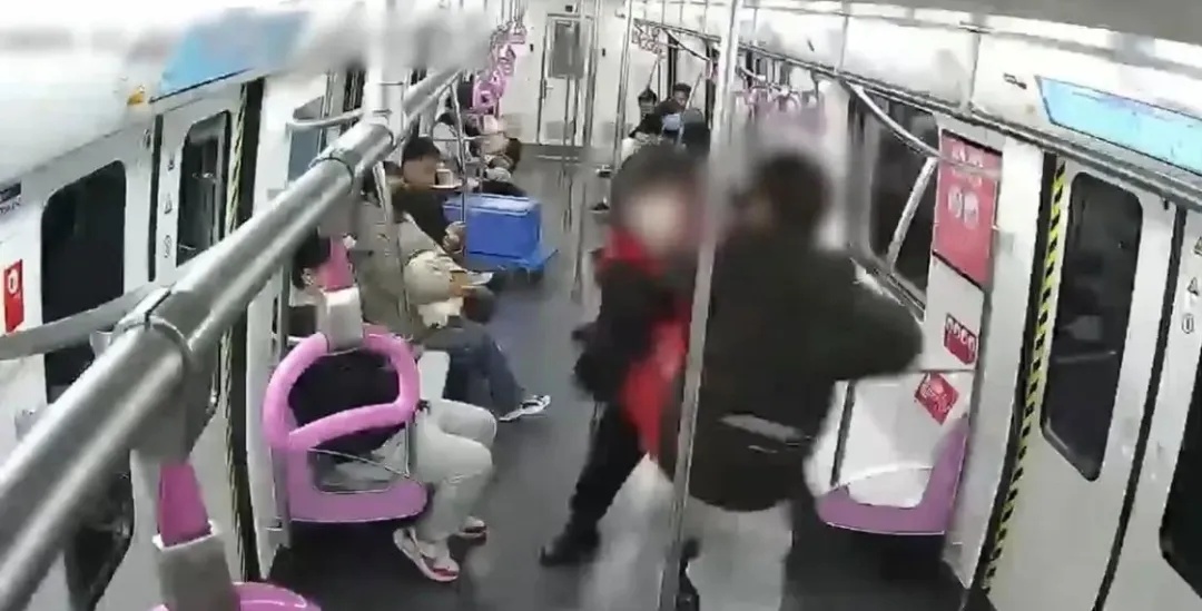 警方通报！北京地铁女子怒甩男子耳光、大打出手，竟因……