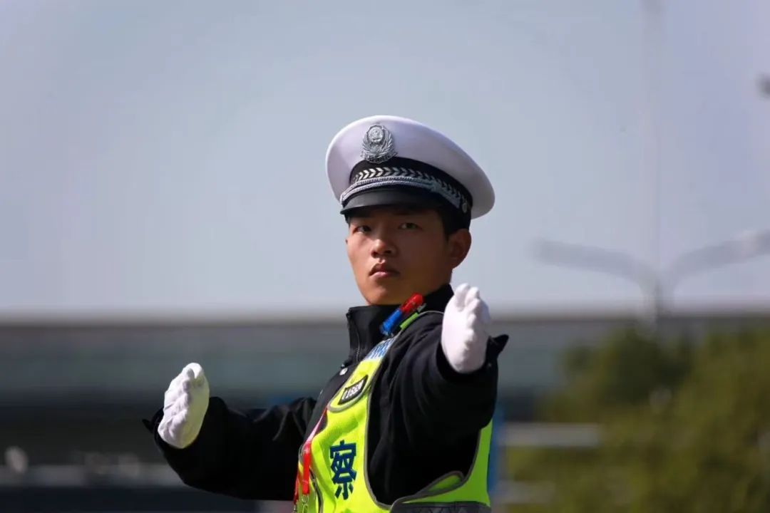 地铁上救助老人的小伙找到了！