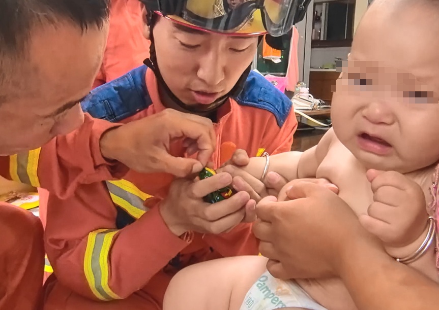 4岁女童被车轴死死缠腿，腿骨断裂外露！家中有这种车的请注意→