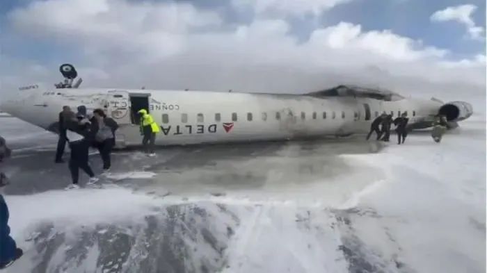 画面曝光!美国一客机着陆时机身翻覆!载有80人 画面曝光!美国一客机着陆时机身翻覆!载有80人