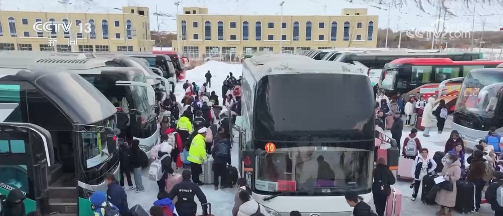 喀什交警铲冰除雪全力以“护” 确保上千名学生安全返校