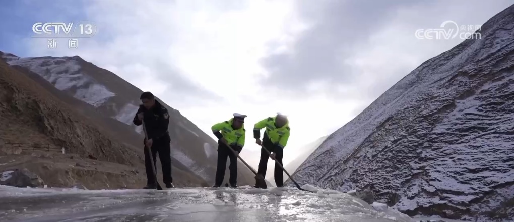 喀什交警铲冰除雪全力以“护” 确保上千名学生安全返校