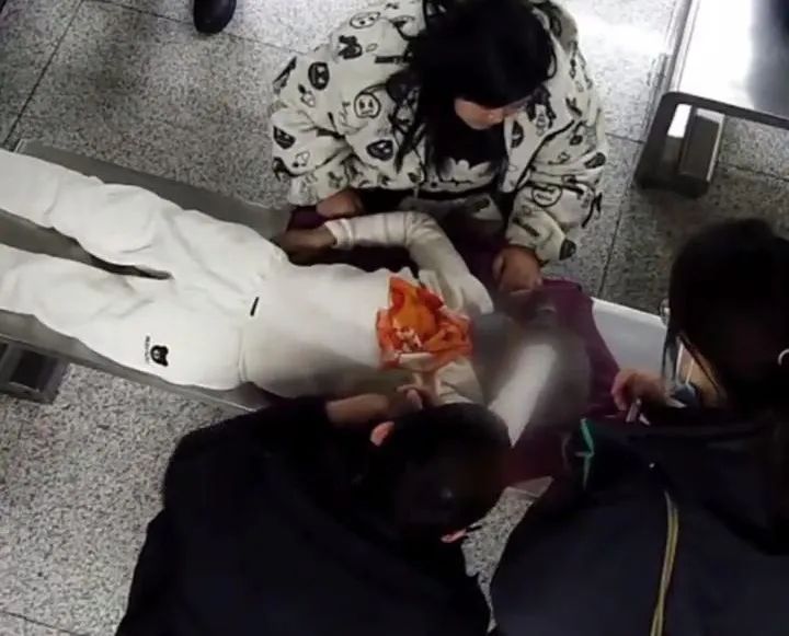 地铁上救助老人的小伙找到了！