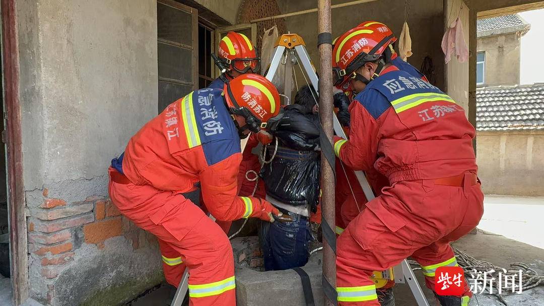 命真大！男子酒后跌落3米深水井中，消防到场给水井“输氧”后急救