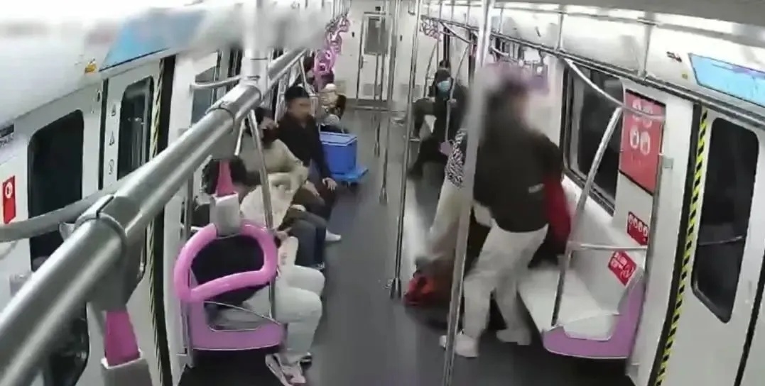 警方通报！北京地铁女子怒甩男子耳光、大打出手，竟因……